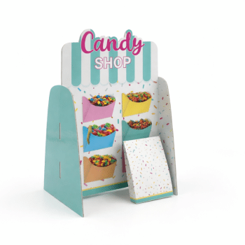 מעמד לממתקים עם שקיות נייר ומלקחיים