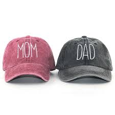 זוג כובעים עם רקמה MOM DAD אדום שחור