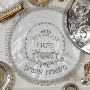 כיסוי מצה דגם כתר עם רקמת שם משפחה
