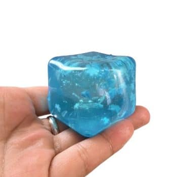 סקוושי נמעכים קוביה קרח כחולה עם פתיתים