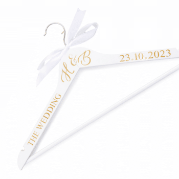 קולב עץ עם כיתוב